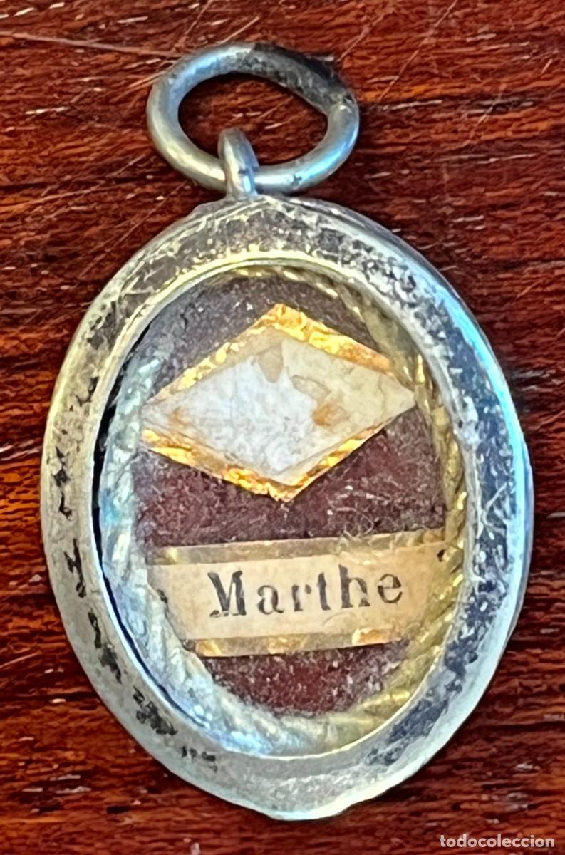 Antig&uuml;edades: PEQUE&Ntilde;O RELICARIO COLGANTE DE SANTA MARTA, METAL PLATEADO, CRISTAL Y LACRE, SIGLO XIX