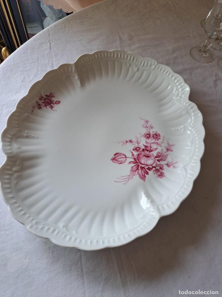 Antig&uuml;edades: Preciosa fuente oval de porcelana Limoges france, decorada con flores en rosa oscuro.