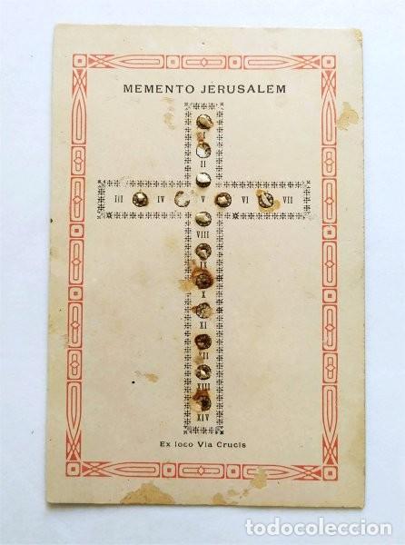 Antig&uuml;edades: Estampa relicario. Memento Jerusalem. La cruz tiene pegadas piedras de la V&iacute;a Dolorosa (Viacrucis)