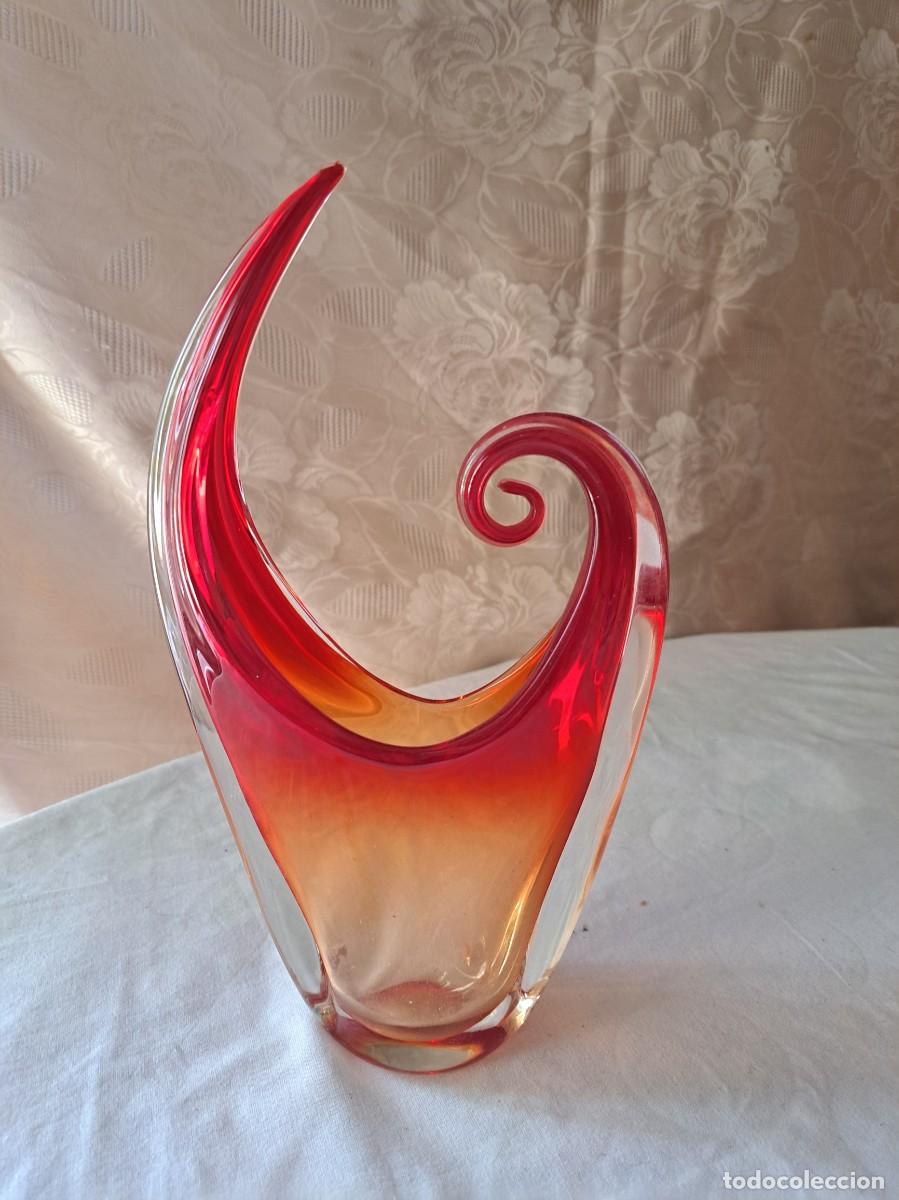 Antig&uuml;edades: Jarr&oacute;n soplado a mano en cristal de Murano presenta un din&aacute;mico dise&ntilde;o con terminaci&oacute;n en espiral