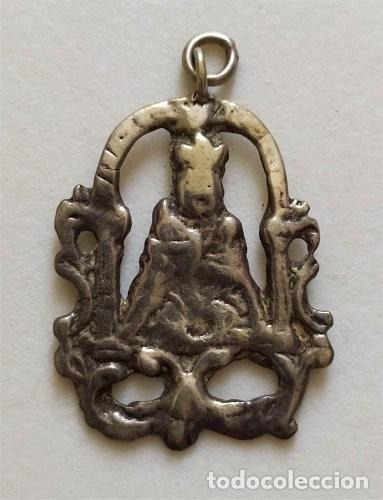 Antig&uuml;edades: Antigua medalla de plata calada de Virgen con Ni&ntilde;o. Sin identificar.