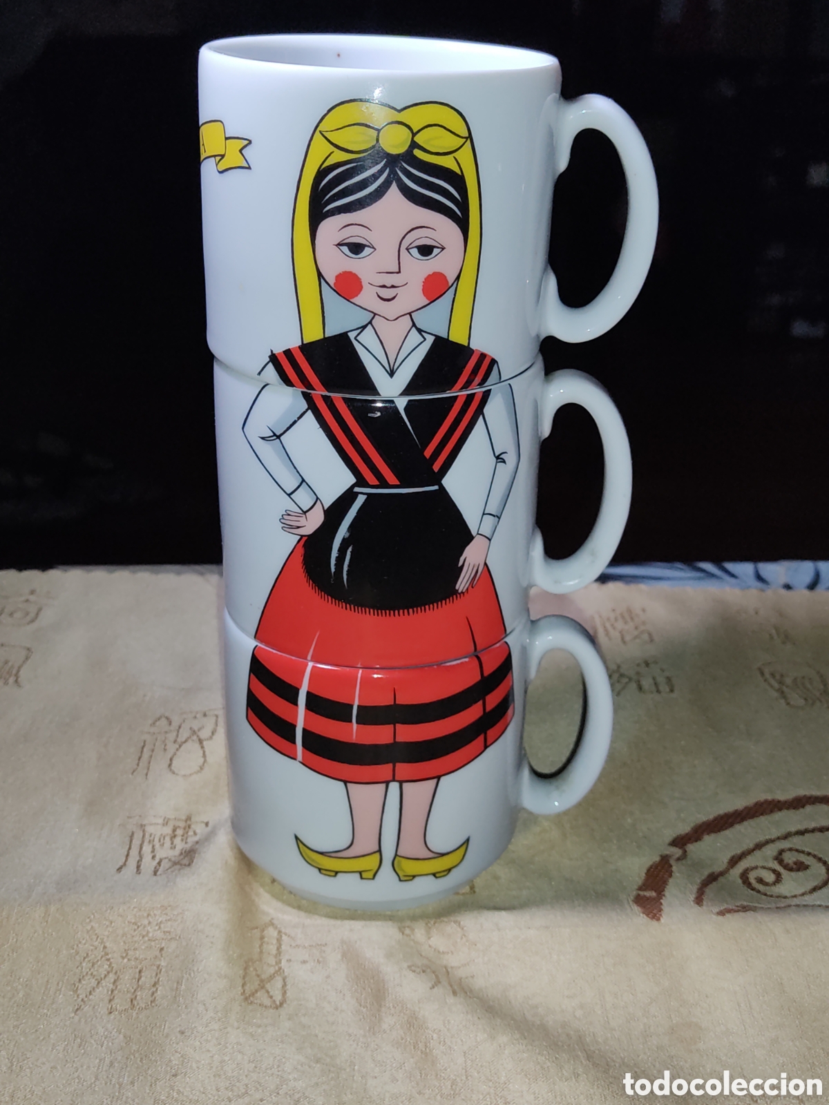 Antig&uuml;edades: Juego de tazas de la catedral de Santiago & Galicia traje.Porcelanas Guillen - Spain.