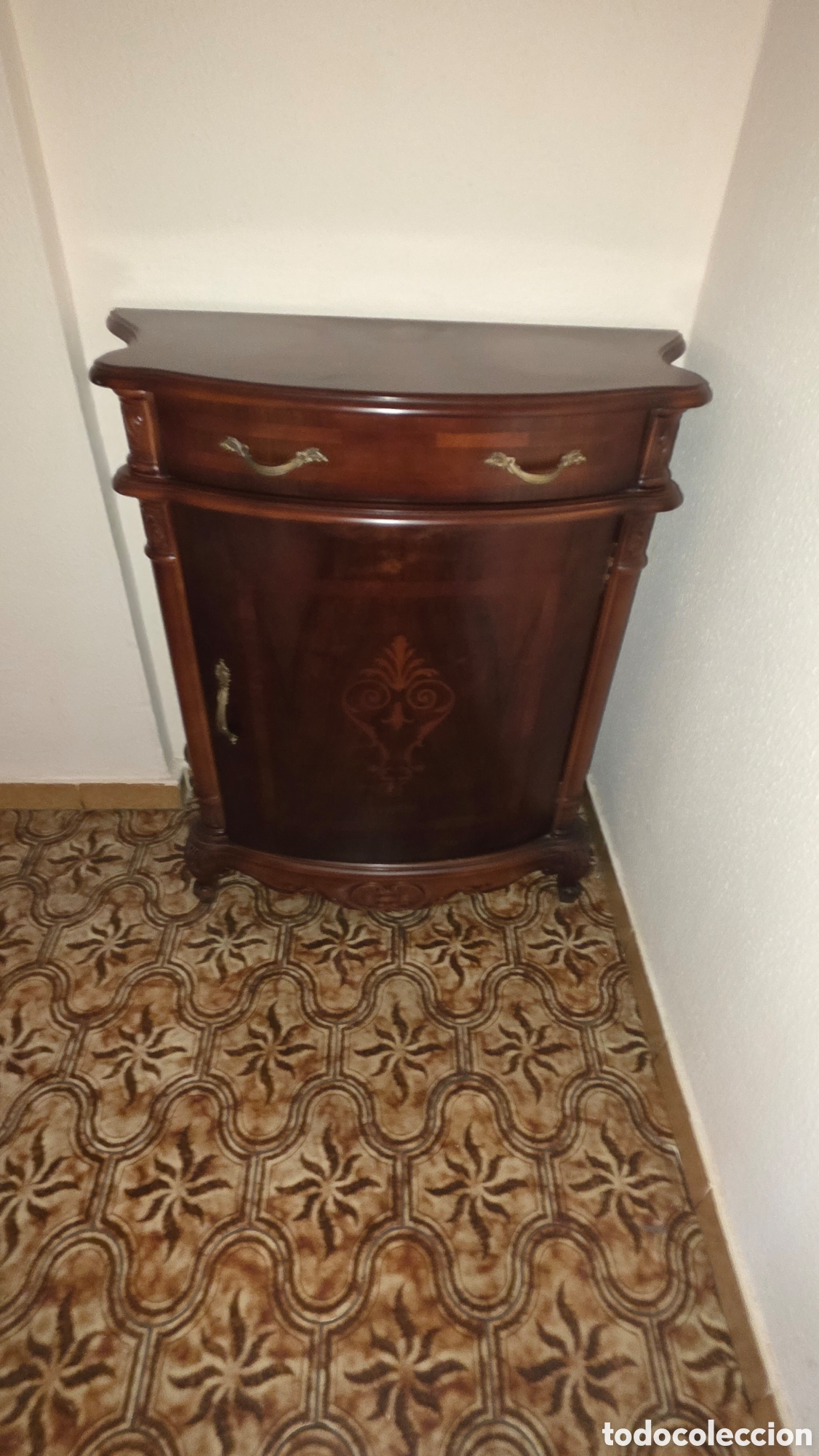 Antig&uuml;edades: Mueble recibidor cl&aacute;sico de madera con marqueter&iacute;a - Impecable