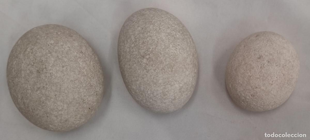 Antig&uuml;edades: JUEGO DE 3 PIEDRAS NATURALES EN FORMA DE HUEVO