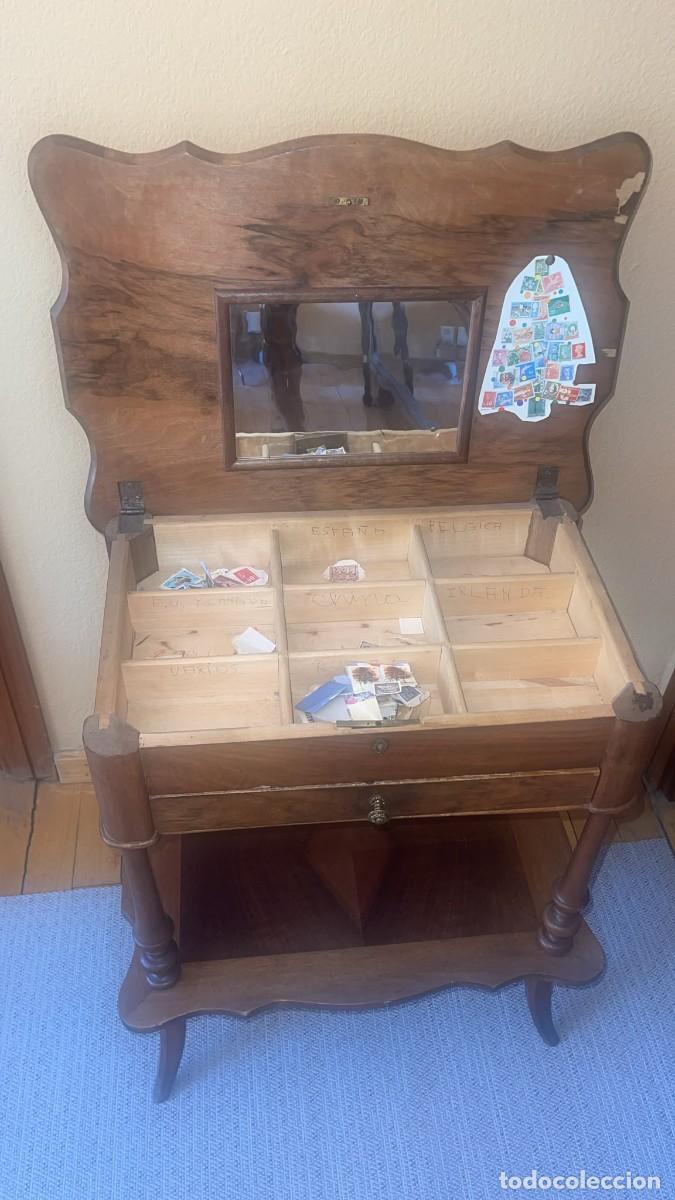 Antig&uuml;edades: Mesa colecci&oacute;n sellos