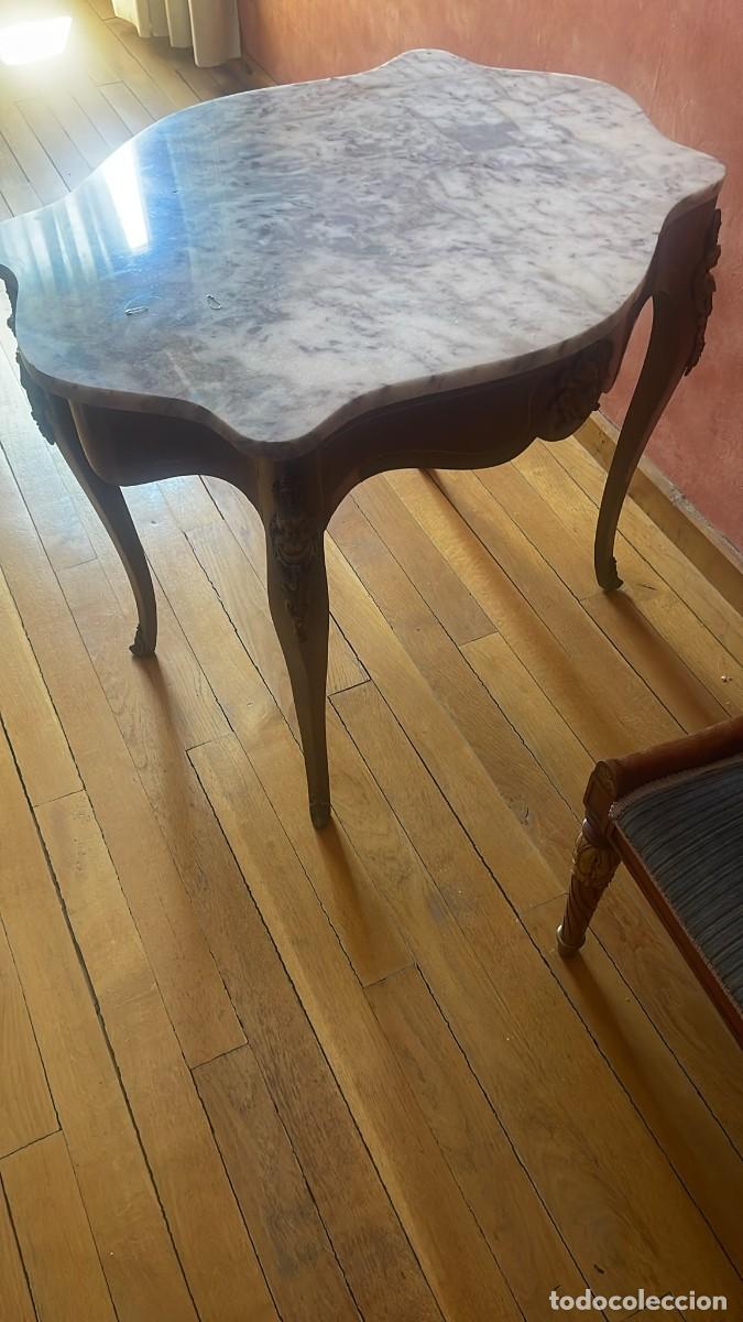Antig&uuml;edades: Mesa auxiliar con tapa de marm&oacute;l