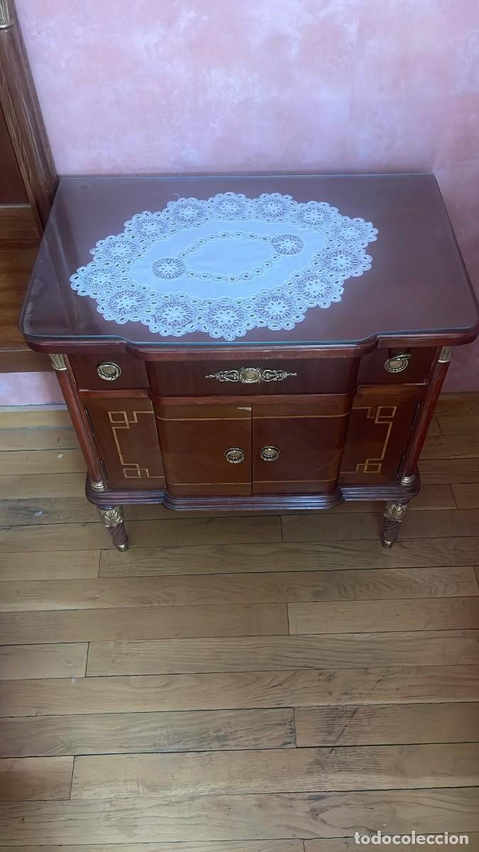 Antiquit&eacute;s: Dormitorio estilo Imperio, dos mesillas, comoda y dos cabeceros.