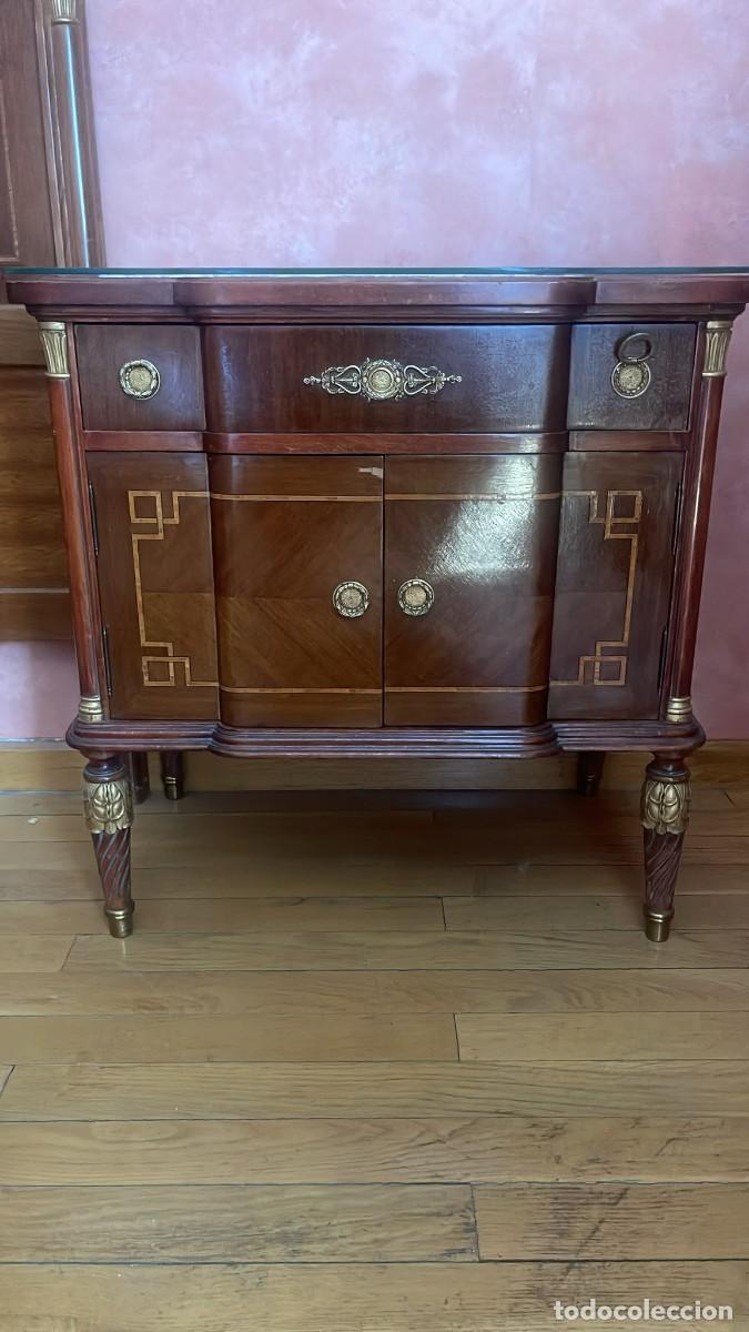 Antig&uuml;edades: Dormitorio estilo Imperio, dos mesillas, comoda y dos cabeceros. - Foto 2