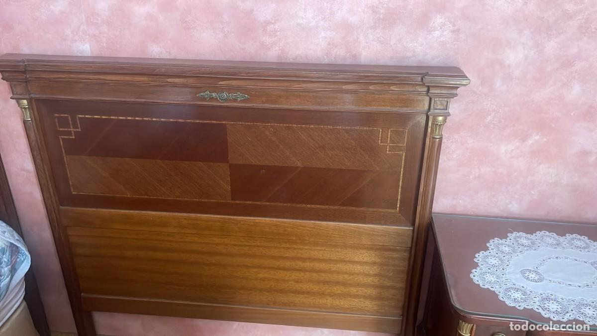 Antig&uuml;edades: Dormitorio estilo Imperio, dos mesillas, comoda y dos cabeceros. - Foto 4
