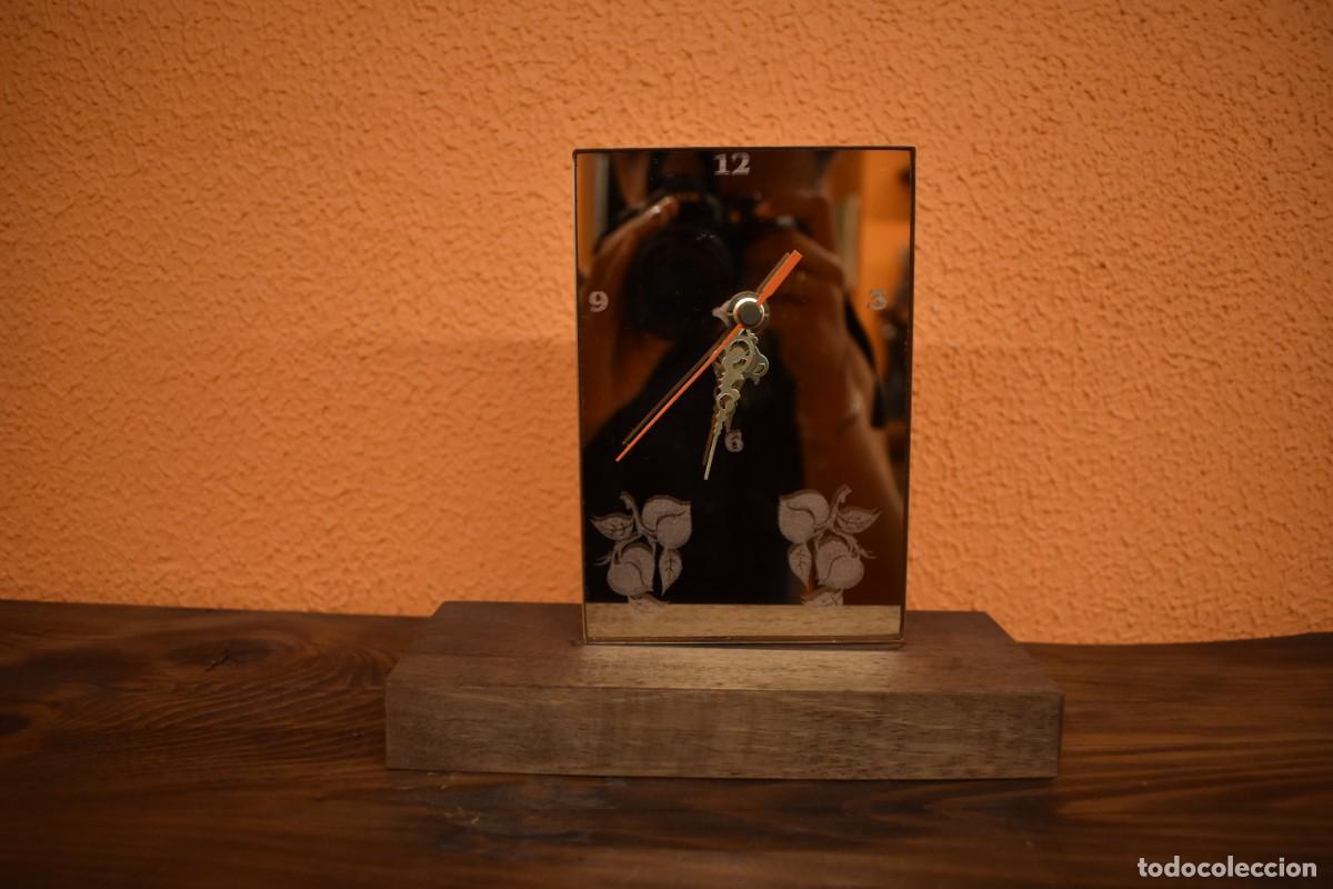 Antig&uuml;edades: Reloj de sobremesa de cristal ahumado y base de madera