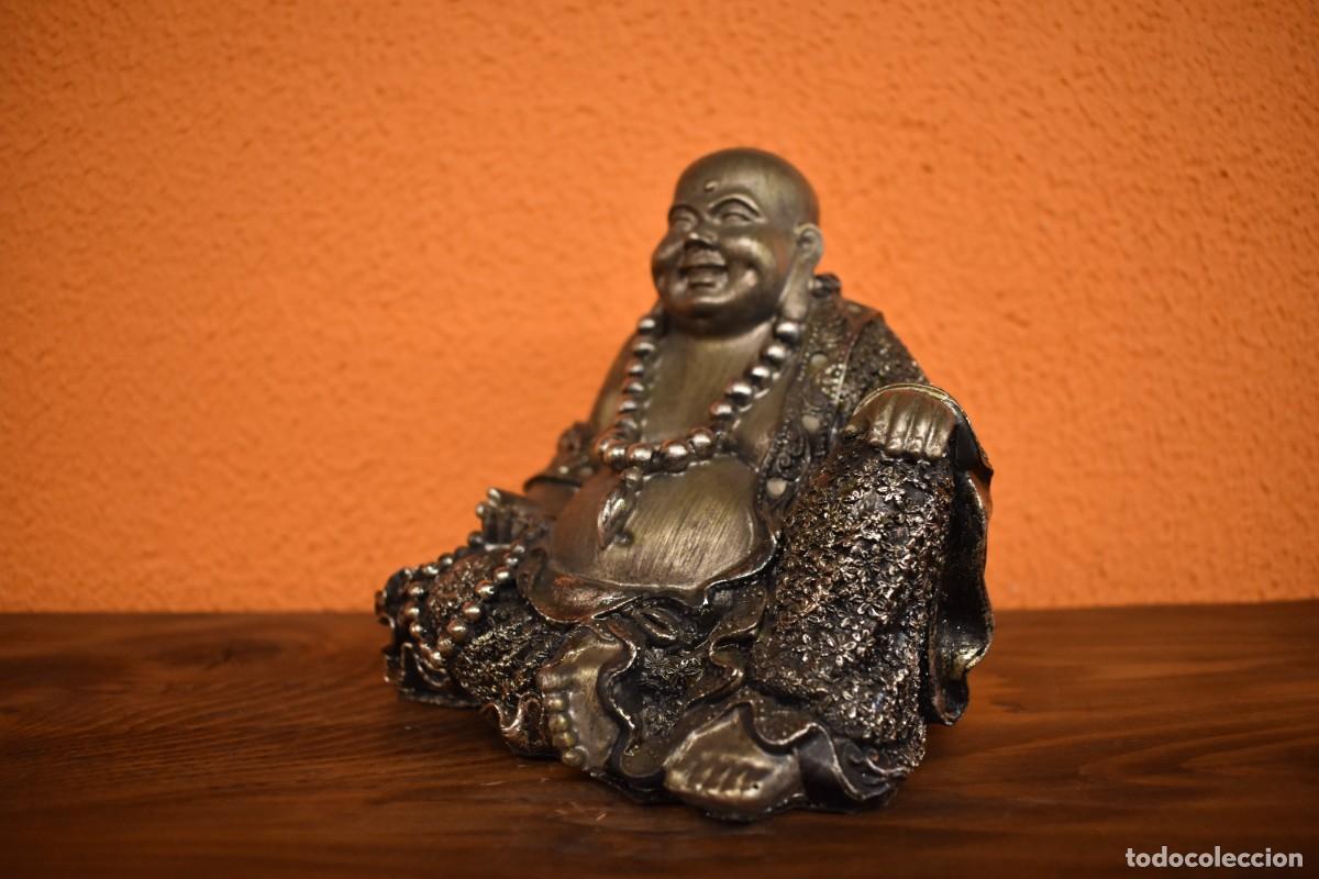 Antig&uuml;edades: Figura decorativa de Buda sonriente en acabado plata envejecida