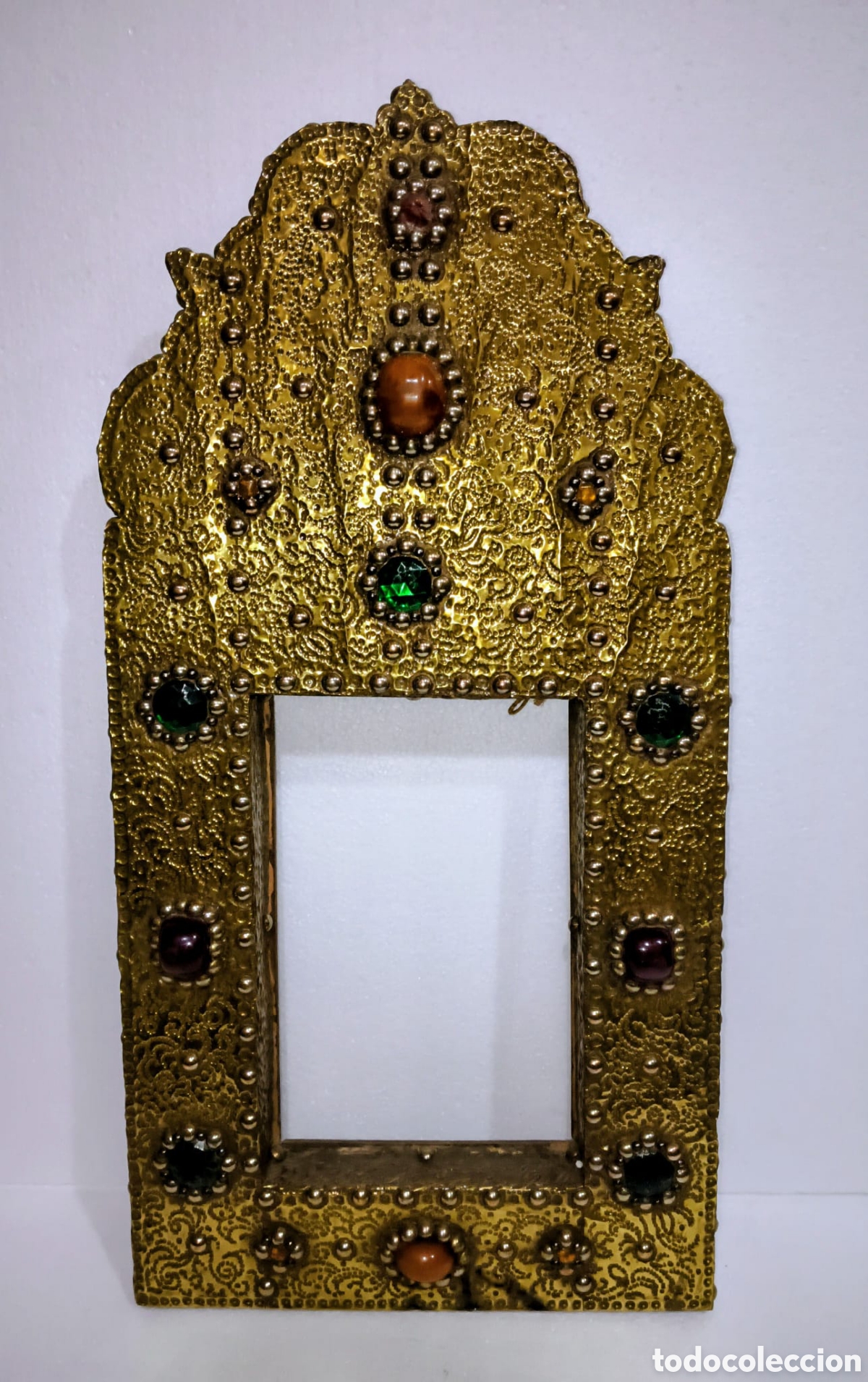 Antig&uuml;edades: Marco antiguo de bronce forrado con piedras y piel