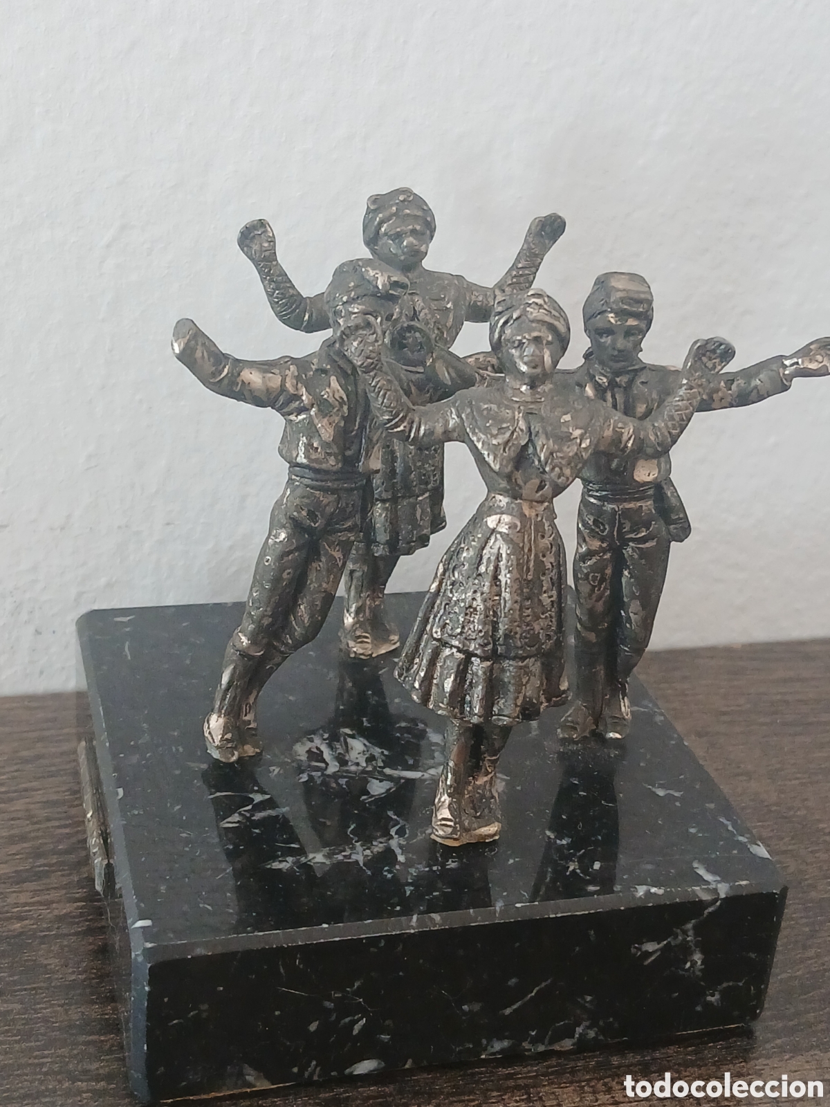 Antig&uuml;edades: Figura de metal de la Sardana (baile tradicional catal&aacute;n) sobre peana de m&aacute;rmol - Recuerdo de Barcel