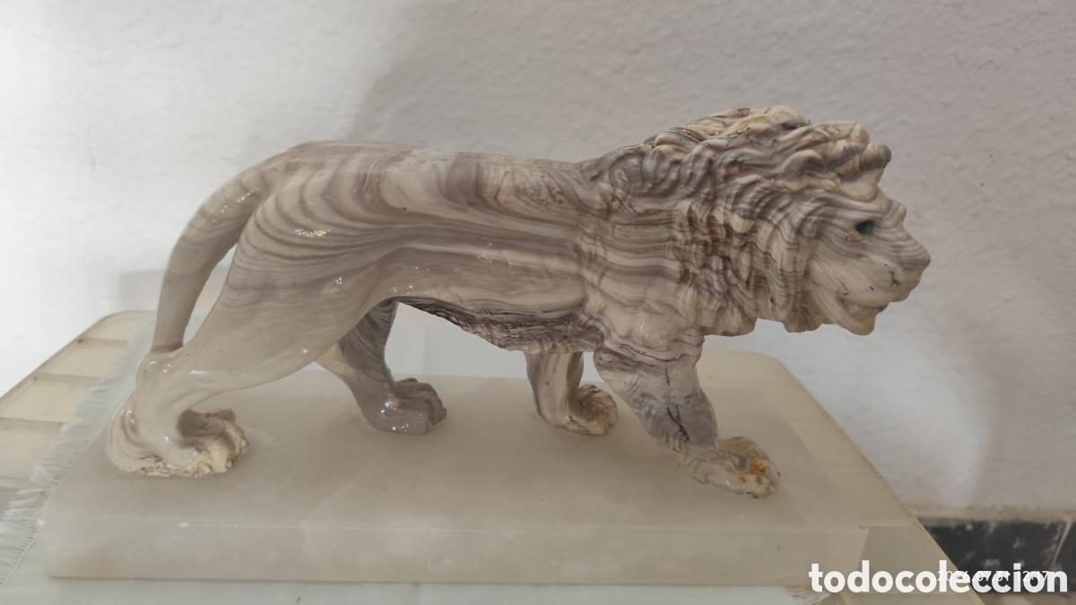 Antig&uuml;edades: Figura de le&oacute;n tallada en piedra