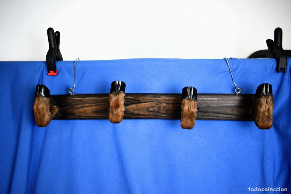 Antig&uuml;edades: Perchero rustico artesanal de madera quemada con cuatro pezu&ntilde;as de ciervo