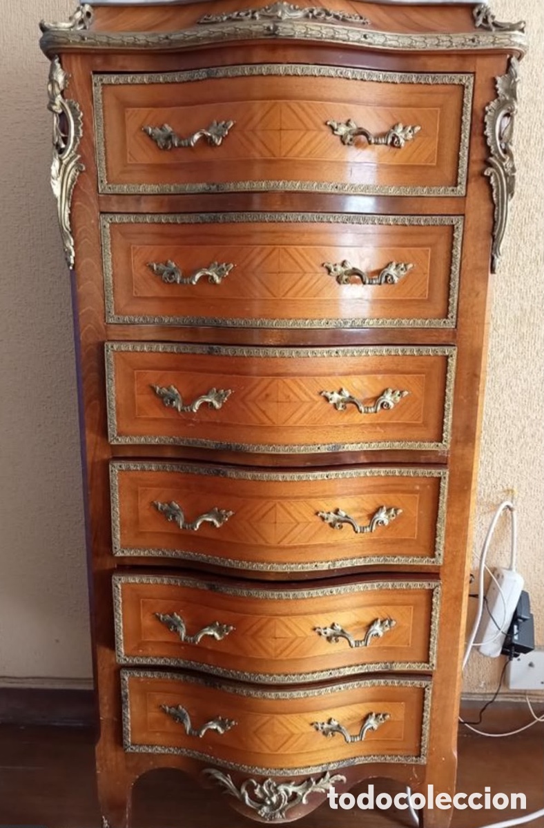 Antig&uuml;edades: Mueble cajonero de madera maciza barnizada estilo Sinfon&iacute;a