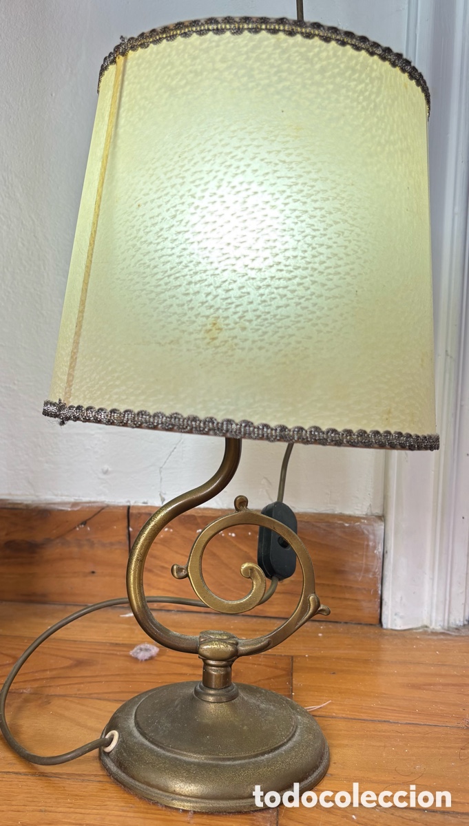 Antig&uuml;edades: L&aacute;mpara vintage de lat&oacute;n con pantalla crema a&ntilde;os 90 &ndash; estilo cl&aacute;sico retro
