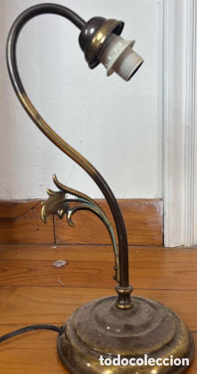 Antig&uuml;edades: L&aacute;mpara vintage de lat&oacute;n con detalle floral a&ntilde;os 90 &ndash; base met&aacute;lica curvada