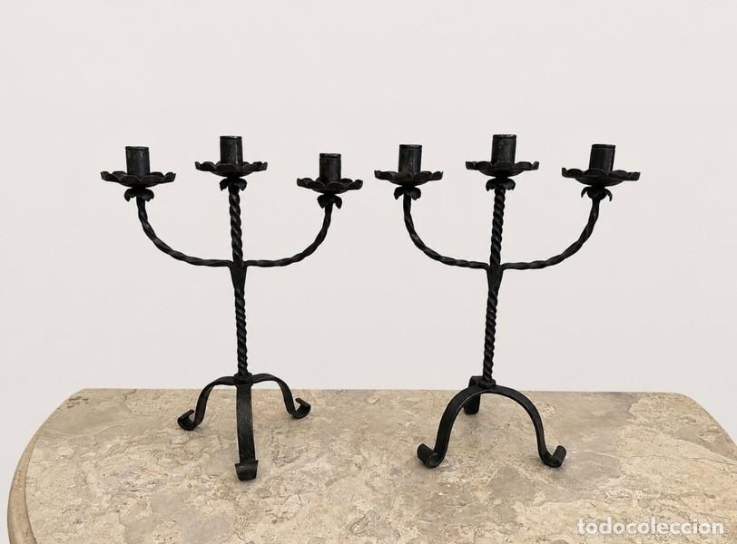 Antig&uuml;edades: PAREJA DE CANDELABROS DE HIERRO FORJADO , DE SOBREMESA O ALTAR