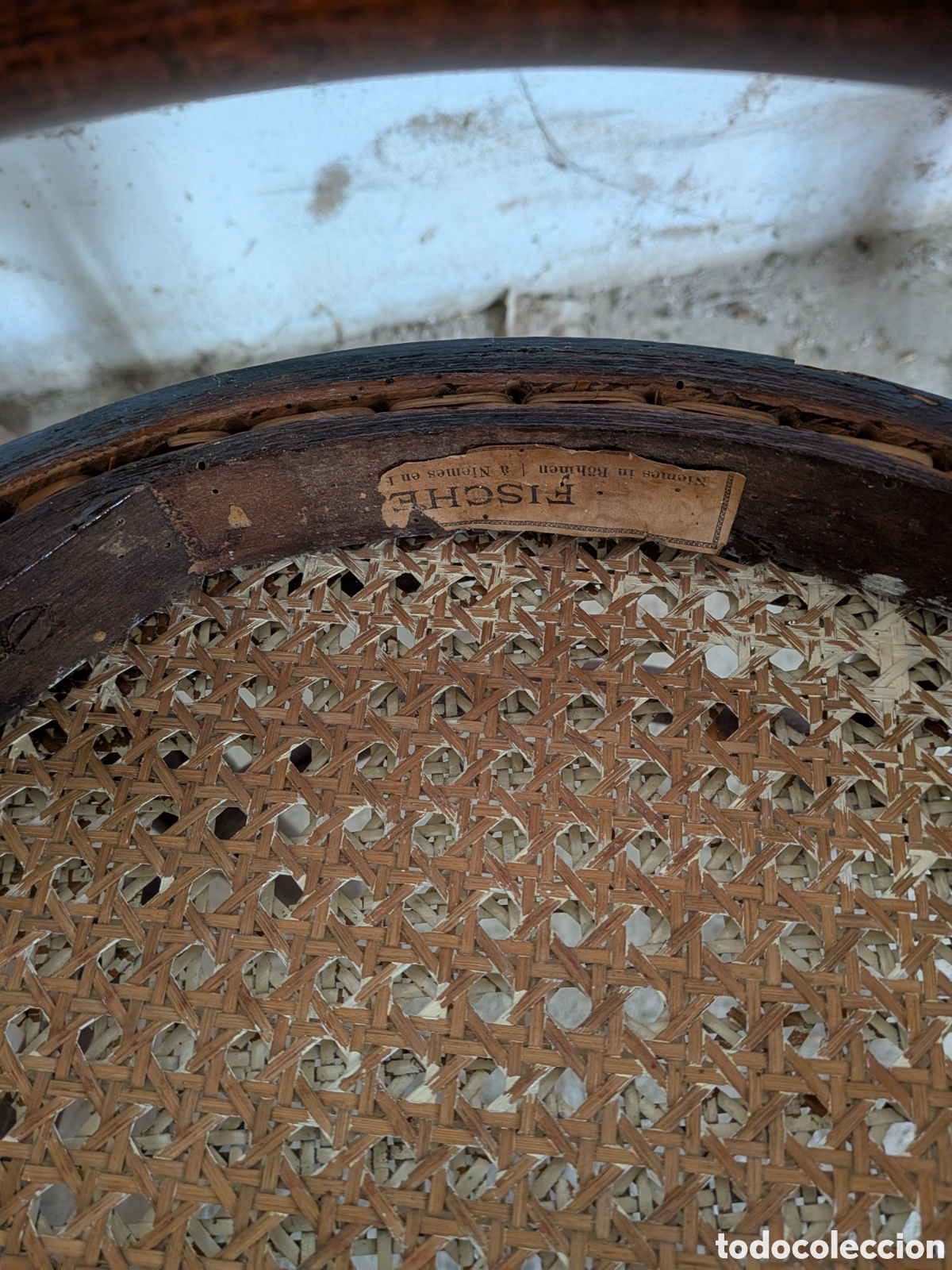 Antig&uuml;edades: silla de estilo Thonet fabricada por Fischel, con una etiqueta de papel original visible bajo el asi