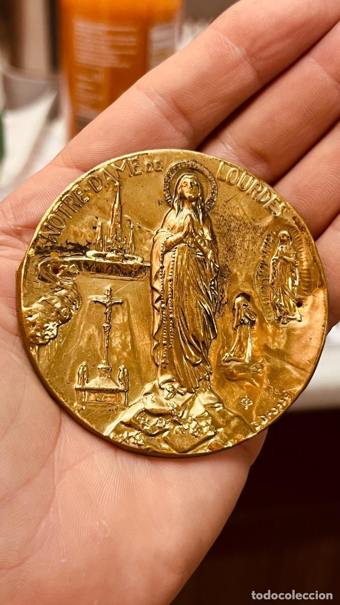 Antig&uuml;edades: Chapa lat&oacute;n para clavar a puerta notre dame de Lourdes dropsy 7cms mitad s XX