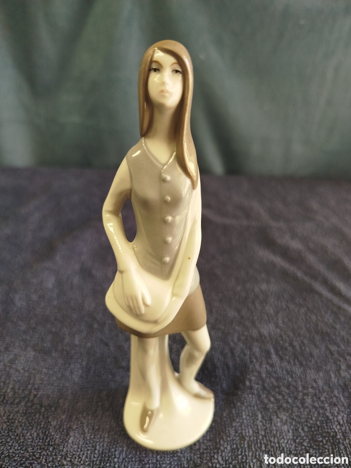 Antig&uuml;edades: Figura de mujer con bolso en porcelana alemana GDR