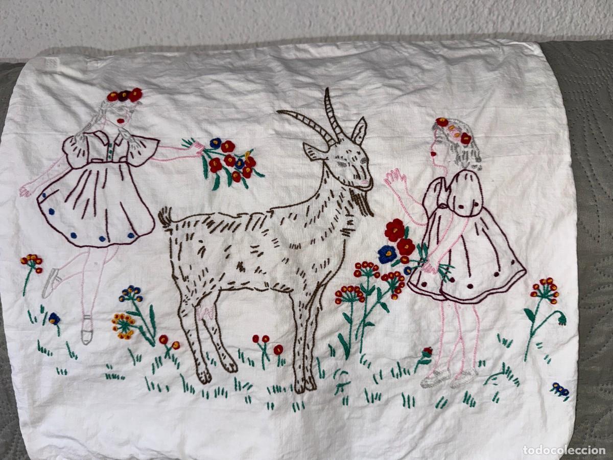 Antig&uuml;edades: Funda de coj&iacute;n vintage bordada a mano 44&times;37 cm, Valencia, a&ntilde;os 60, artesan&iacute;a espa&ntilde;ola