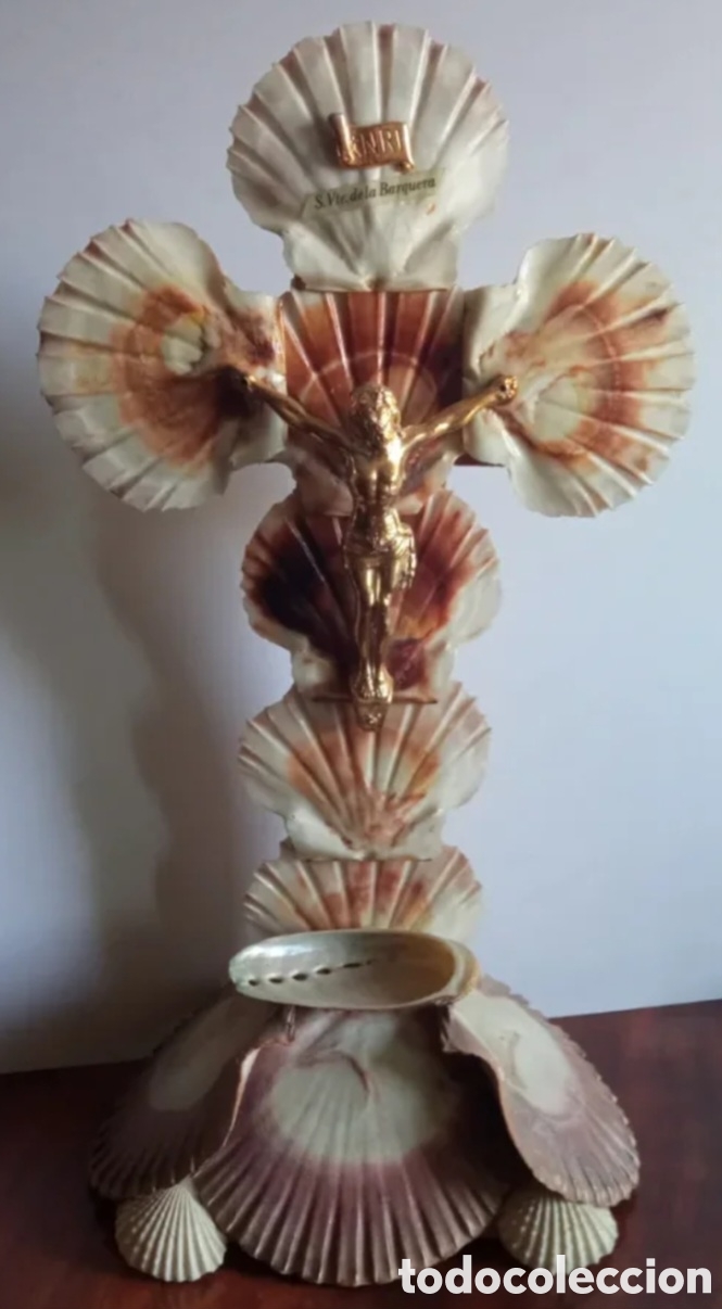 Antig&uuml;edades: Cristo en la Cruz, elaborada con conchas marinas.