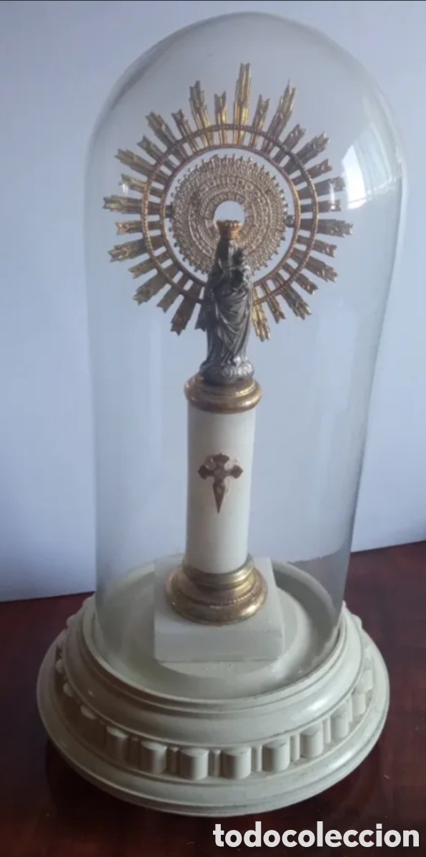 Antig&uuml;edades: Figura religiosa de la Virgen Mar&iacute;a, de Plata, dentro de una urna de cristal con base.
