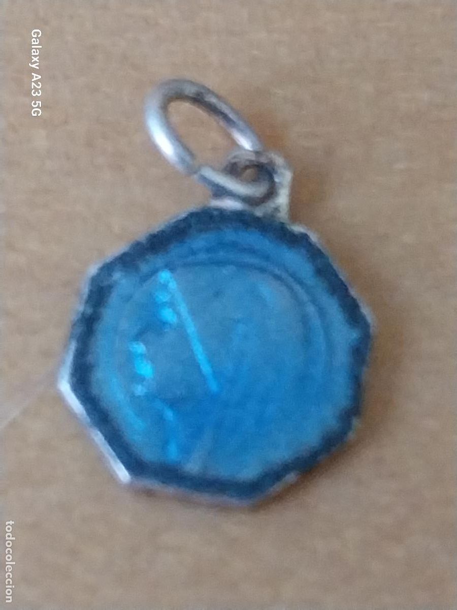 Antig&uuml;edades: VIRGEN MANTO EN GRUTA MEDALLA METAL GOTA 1CMS ORIGINAL VINTAGE