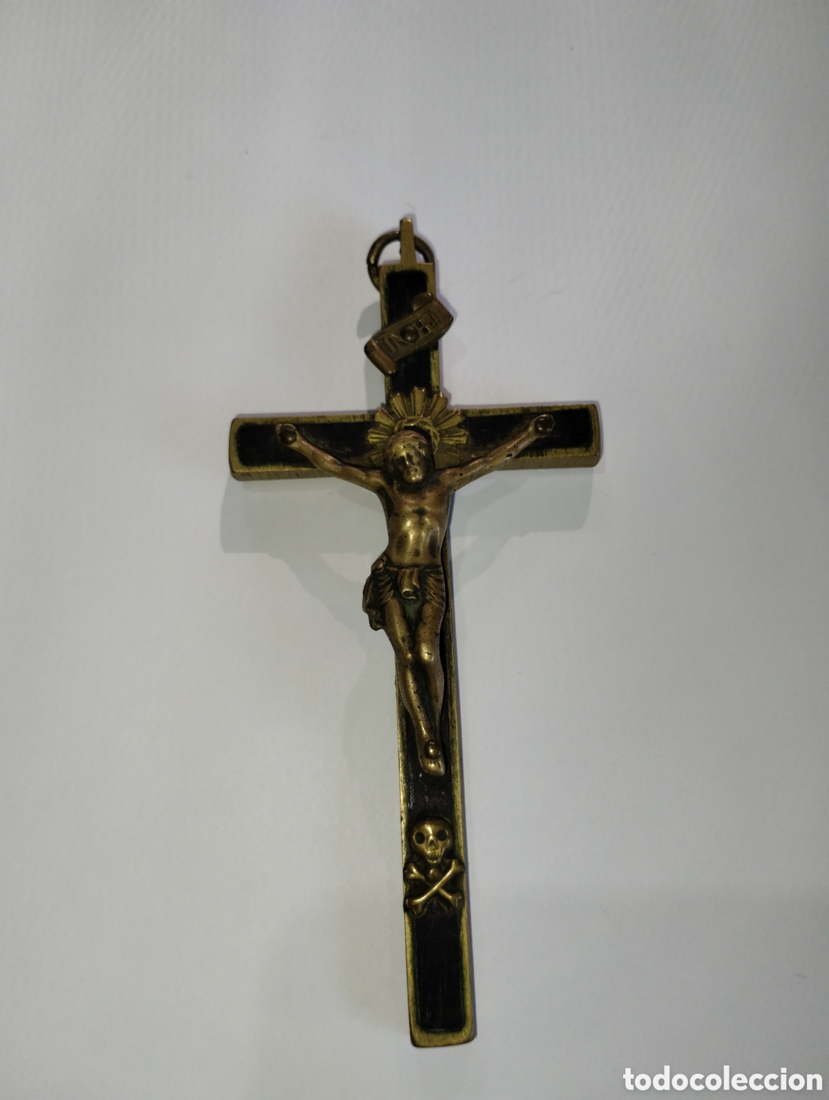 Antig&uuml;edades: Antiguo crucifijo cat&oacute;lico de bronce y madera ebonizada. Finales del siglo XIX.
