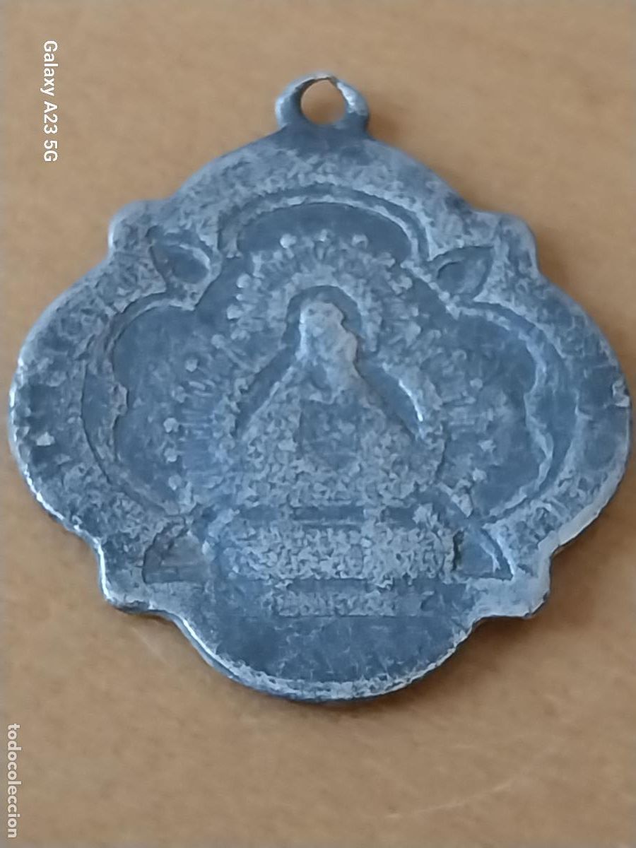 Antig&uuml;edades: VIRGEN DORSO SANTUARIO MEDALLA MUY DESGASTADA 3.4CMS ALTO ORIGINAL ANTIGUA