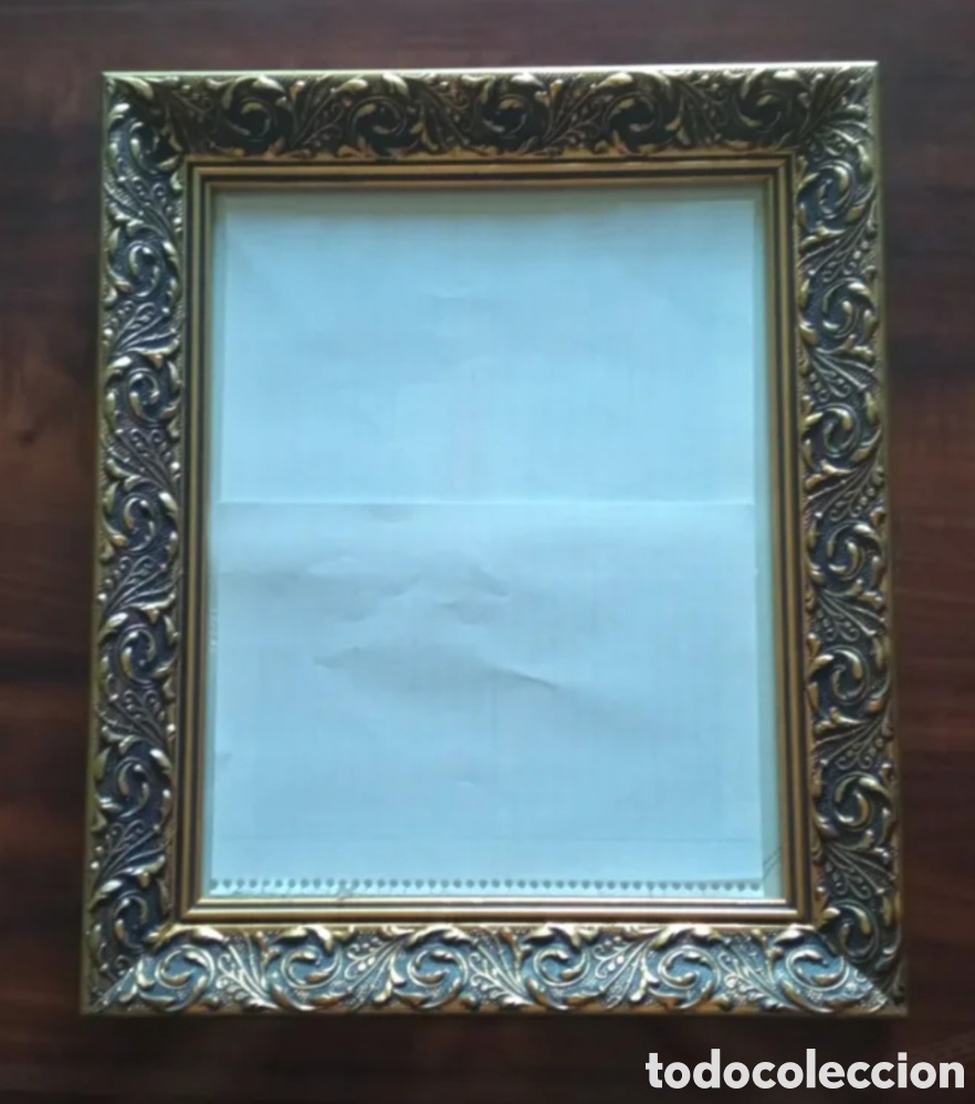 Antig&uuml;edades: Marco con acabado en dorado y detalles en madera, 31x37.
