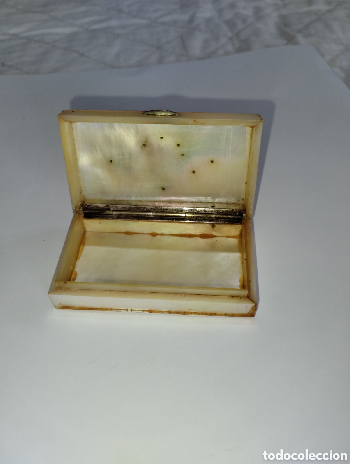 Antig&uuml;edades: Antigua cajita de n&aacute;car con anagrama JHS. Caja de bolsillo. Finales siglo XIX &ndash; Principios siglo XX