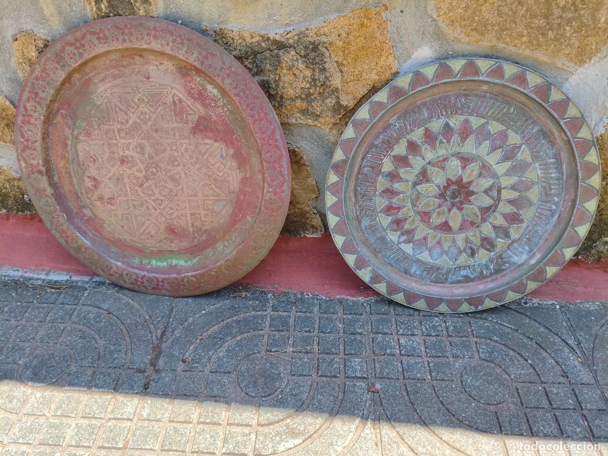 Antig&uuml;edades: Bandeja de cobre y bandeja de lat&oacute;n