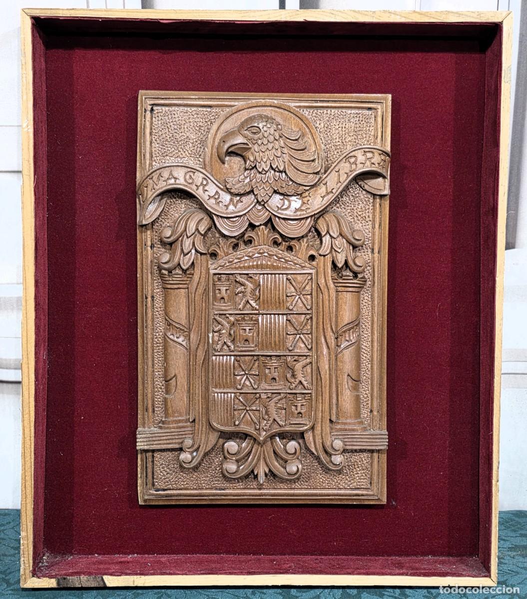 Antig&uuml;edades: Metopa o cuadro decorativo que presenta un escudo tallado en madera con el &Aacute;guila de San Juan.