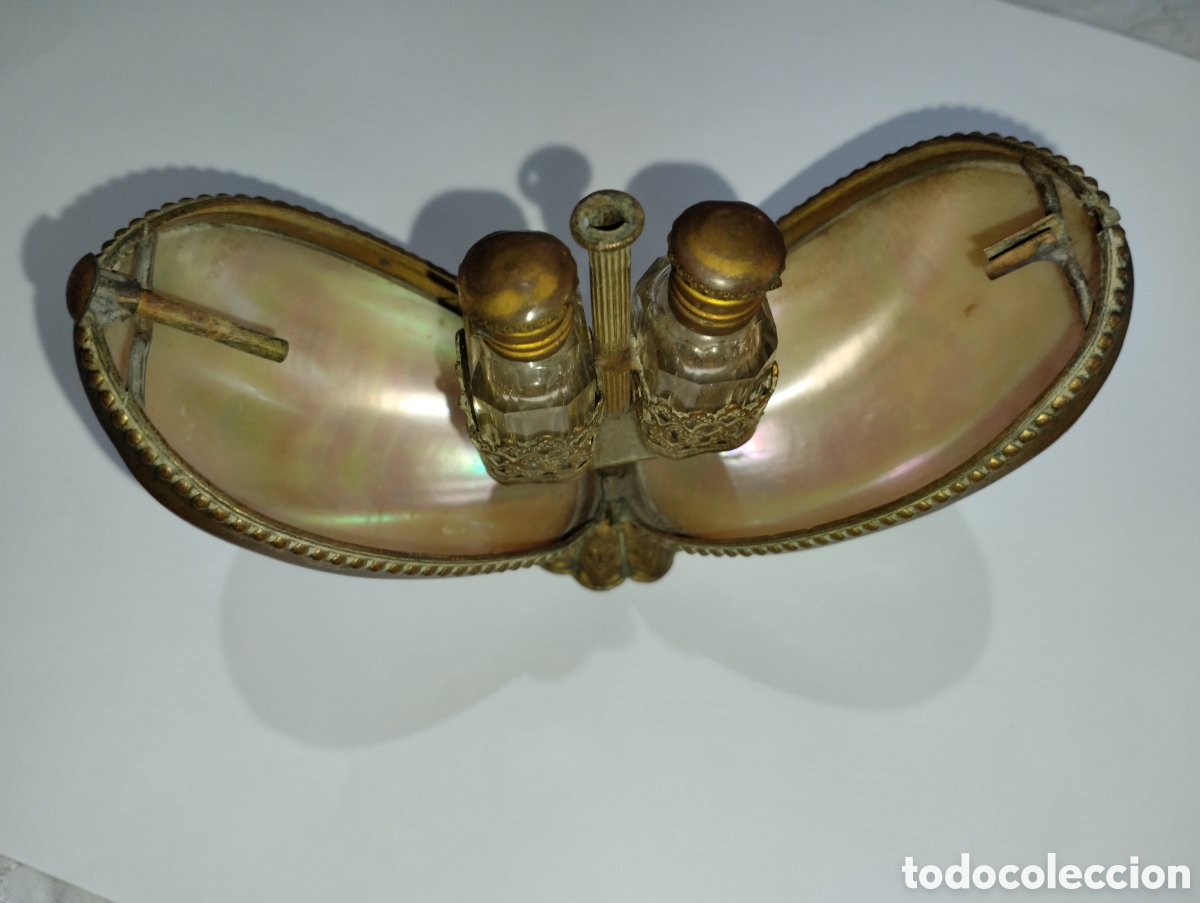 Antig&uuml;edades: Antiguo perfumero de tocador Art D&eacute;co con dos frascos de cristal tallado, n&aacute;car y lat&oacute;n
