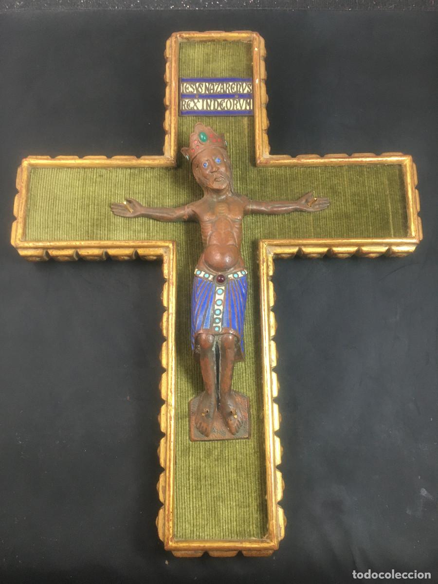 Antig&uuml;edades: Crucifijo en bronce esmaltado. Taller de&nbsp;Modest Morat&oacute;. 1950s