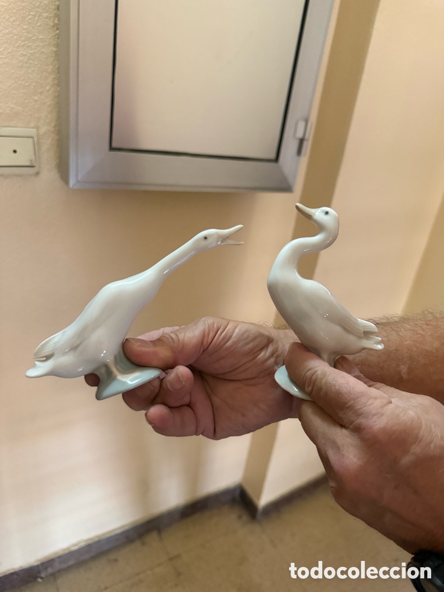 Antig&uuml;edades: ⸻ Pareja de figuras Lladr&oacute; originales &ndash; Aves blancas de porcelana