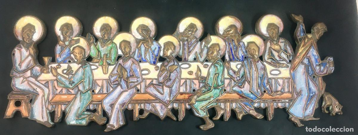 Antig&uuml;edades: Bronce esmaltado &Uacute;ltima Cena. Taller Modest Morat&oacute;. 41 x 14 cm.