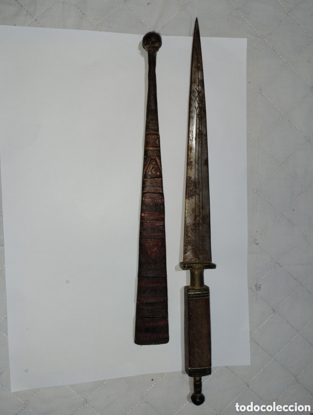 Antig&uuml;edades: Antigua Daga de Brazo Tuareg (S&aacute;hara) - Cuchillo &Eacute;tnico Telek con Vaina de Cuero Grabada