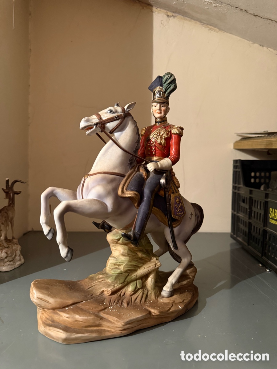 Antig&uuml;edades: Oficial a caballo Gran figura de oficial militar a caballo en porcelana.