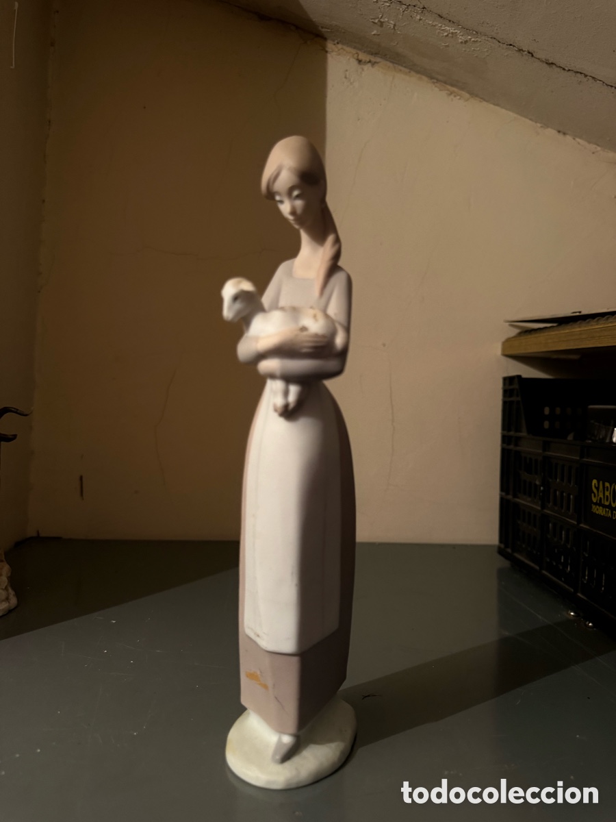 Antig&uuml;edades: Figura Nao Original Mujer con cordero en brazos