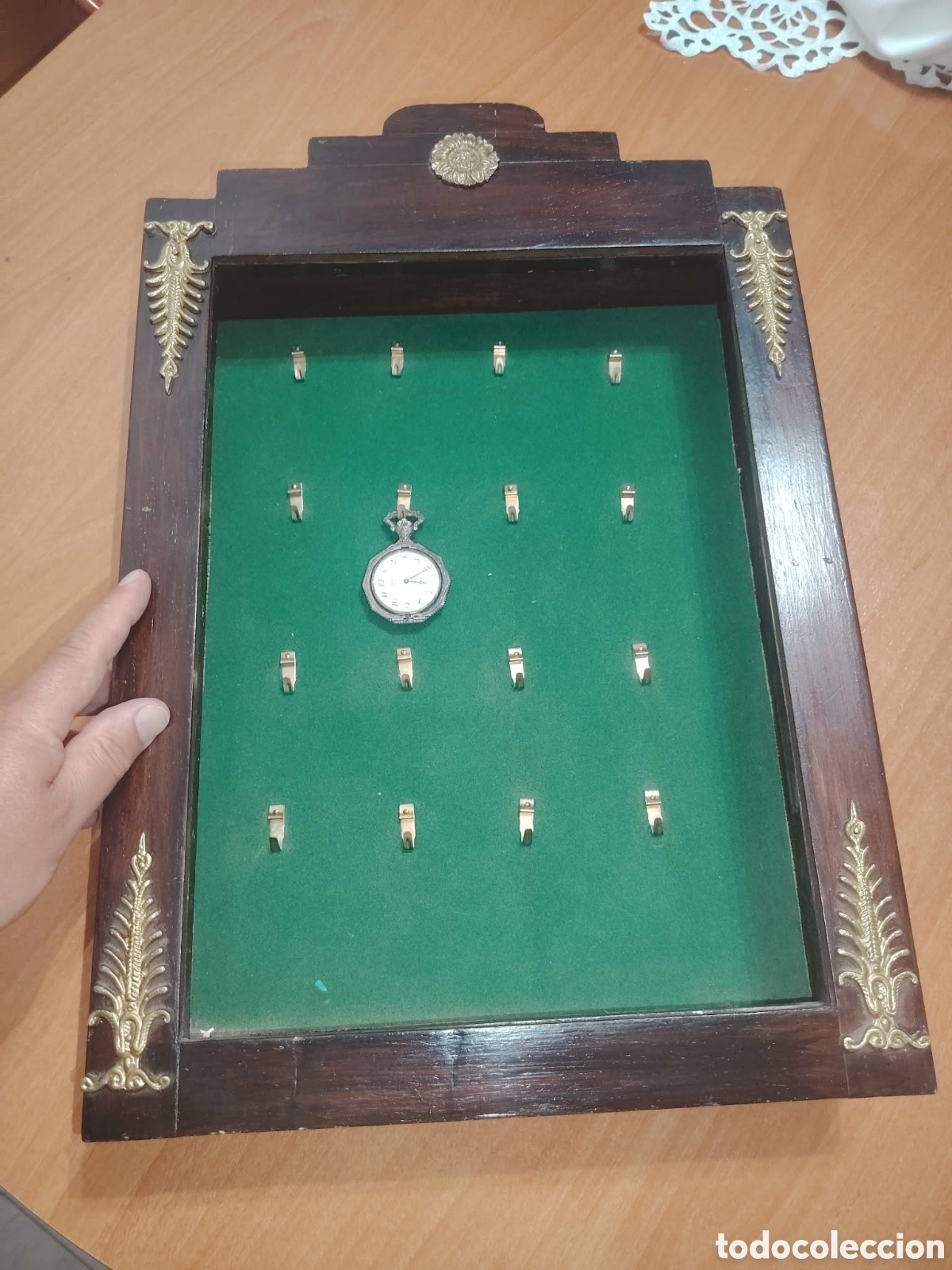 Antig&uuml;edades: Antigu vitrina de pared para relojes de bolsillo.