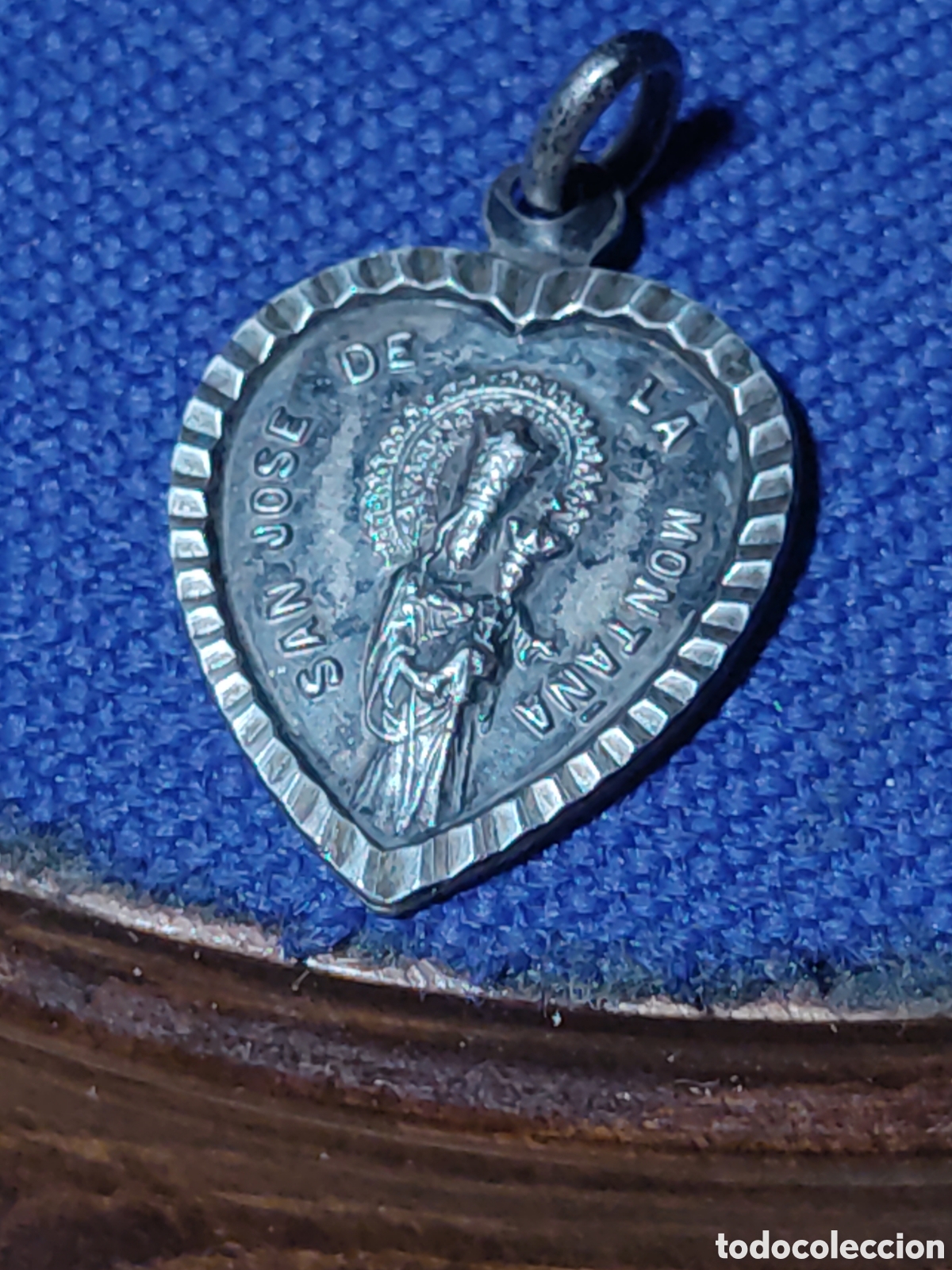 Antig&uuml;edades: Medalla en forma de coraz&oacute;n de San Jos&eacute; de la Monta&ntilde;a de plata contrastada.