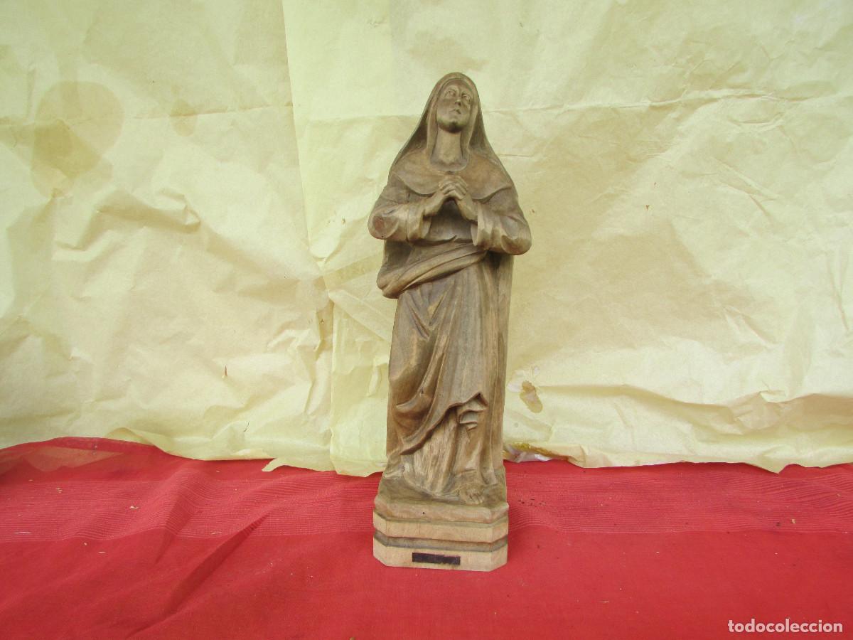 Antig&uuml;edades: Talla madera casta&ntilde;o VIRGEN MAR&Iacute;A orando 42 cm 50 a&ntilde;os