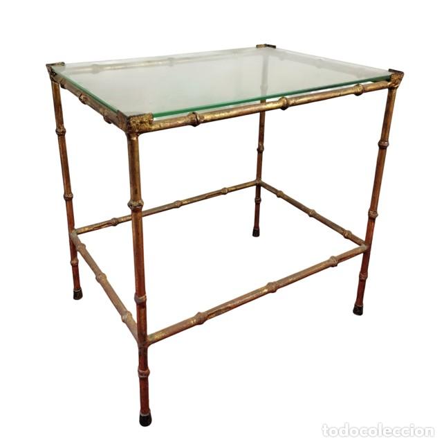 Antig&uuml;edades: CONJUNTO DE TRES MESAS NIDO DE ESTILO FAUX BAMBOO. METAL DORADO Y CRISTAL. CIRCA 1960
