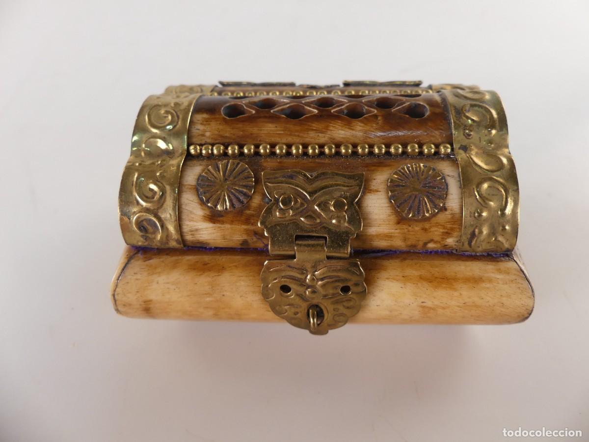 Antig&uuml;edades: CAJA JOYERO DE HUESO Y ADORNOS DE LATON EXCELENTE PIEZA DE DECORACI&Oacute;N