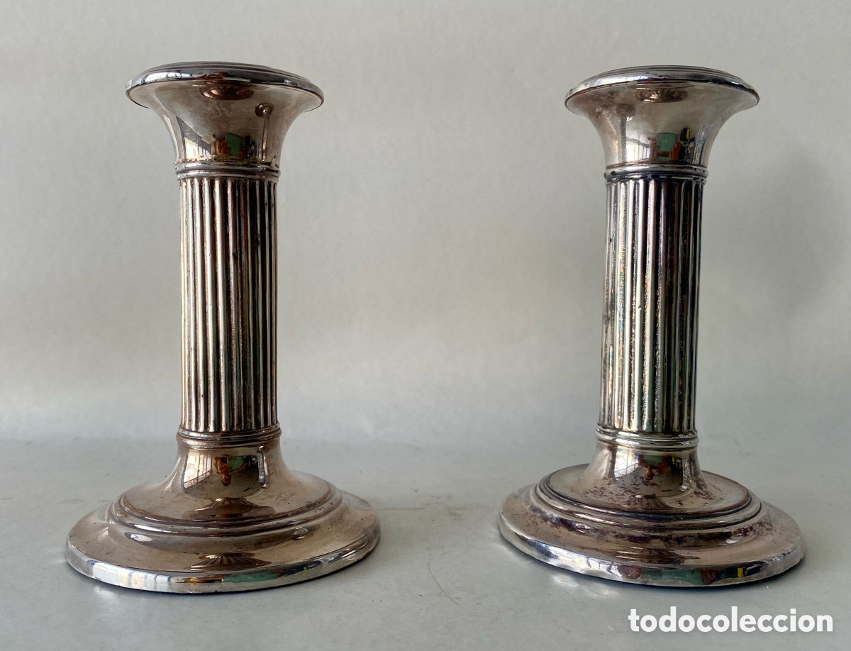 Antig&uuml;edades: Pareja de candelabros plateados de principios Siglo XX Fuste acanalado sobre base circular