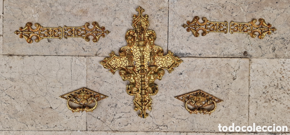 Antiquit&auml;ten: Conjunto de herrajes de bronce para bargue&ntilde;o, arc&oacute;n o sagrario